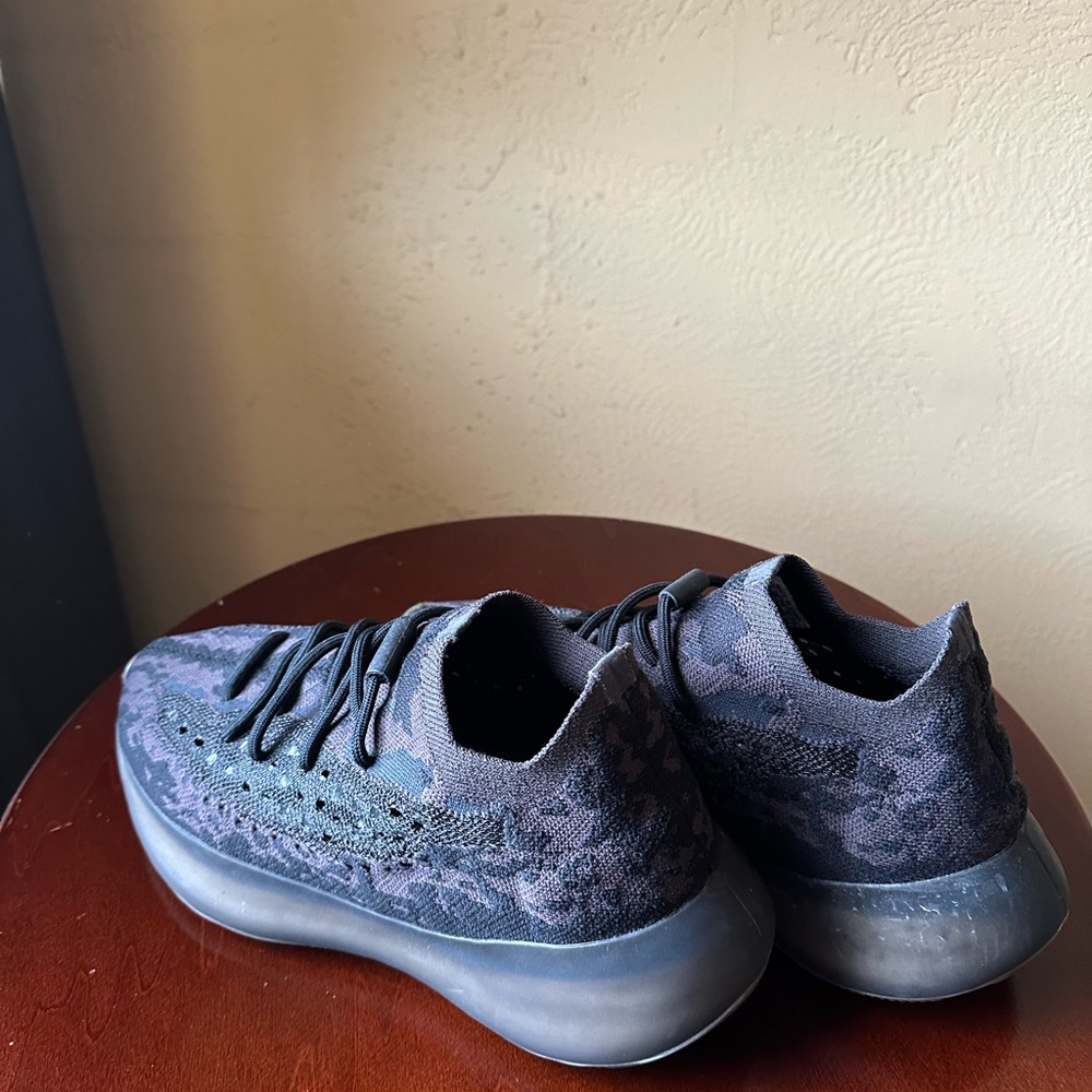 Yezzy only been worn once.  Yeezy Boost 380
Onyx  Please only serious buyer.